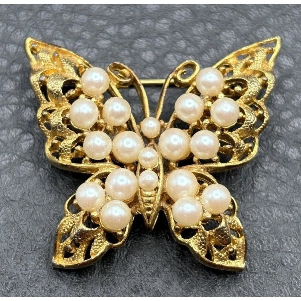 Vintage 80s Gold Tone Faux Pearl Butterfly Brooch Pin Filigree Wings
